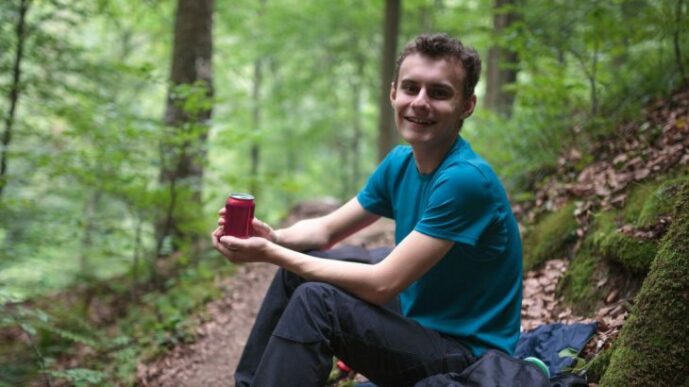 turista-pauza-na-vylete-plechovka-730×410